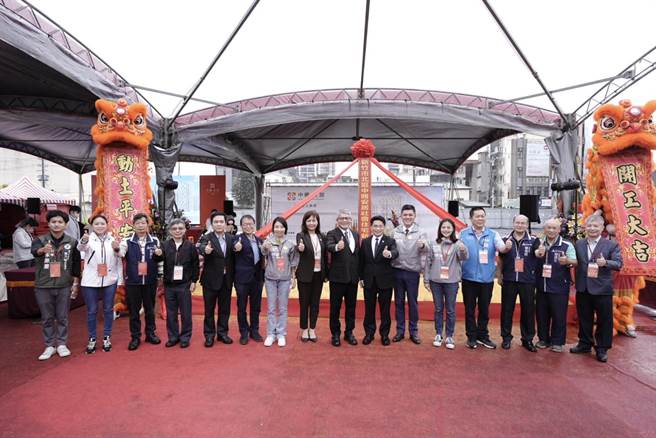 沈慧虹（左八）今天參加新竹市第1座社會住宅中雅安居開工典禮。（陳育賢攝）