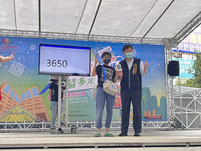 經發局副局長李翊安與頭獎得獎者合影。(照片/臺中市經發局提供)