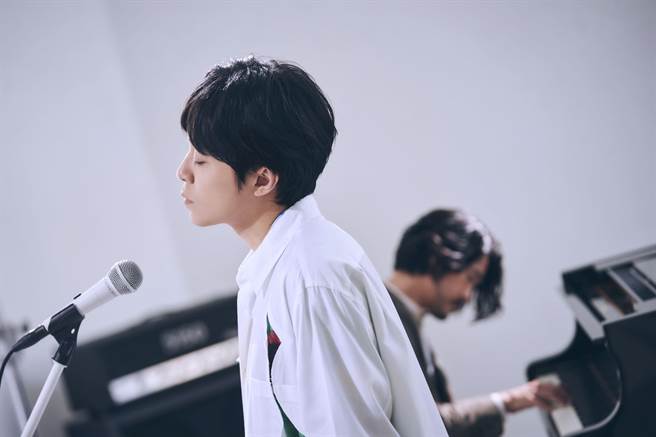 吴青峰与大桥三重唱合拍新歌〈小王子〉MV。（环球音乐提供）