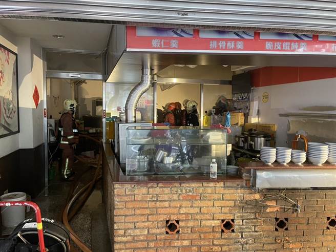 位于新北市永和区文化路上的「永和排骨羹」今早传出火警。（民眾提供／李奇叡新北传真）