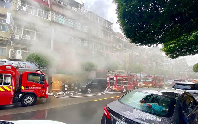 位于新北市永和区文化路上的「永和排骨羹」今早传出火警。（翻摄自脸书社团「我是永和人」／李奇叡新北传真）