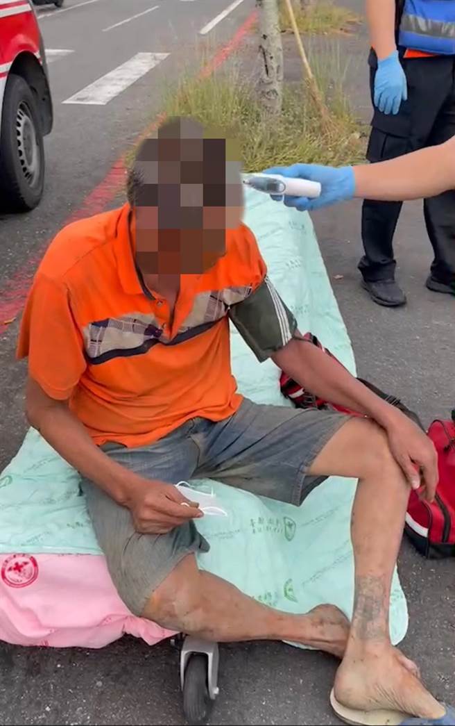 黄男受困草丛2天，脱困后已十分虚弱。（读者提供／程炳璋台南传真）