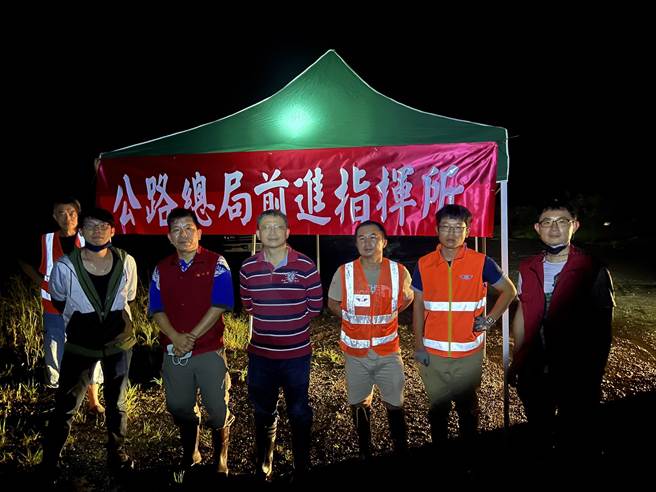 災害發生後公路總局四工處及相關救災人員於現場開設前進指揮所。（公路總局提供／李奇叡新北傳真）