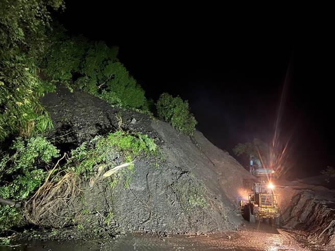 公路總局、宜蘭縣應變中心、消防局及警察局等單位漏夜搶修救援。（公路總局提供／李奇叡新北傳真）