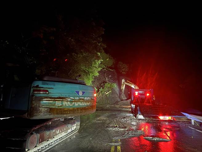 公路總局、宜蘭縣應變中心、消防局及警察局等單位漏夜搶修救援。（公路總局提供／李奇叡新北傳真）