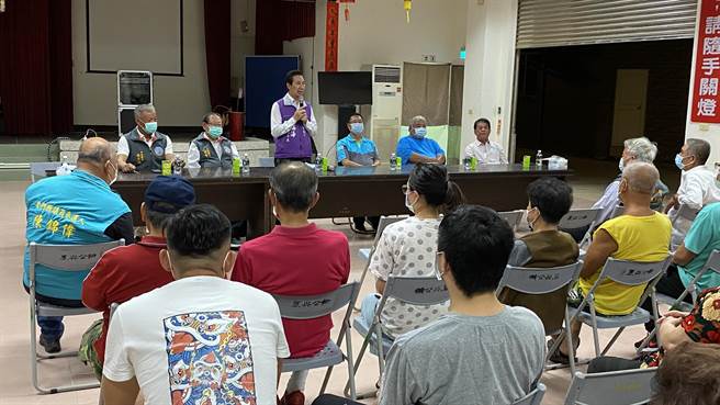 遭对手点名的陈福海近日也在金门陈氏宗亲会的邀请下开始下乡进行座谈会，倾听乡亲的心声(于家麒摄)