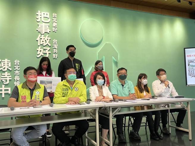 台北市议会民进党团17日上午在党籍台北市长候选人陈时中竞选总部发布「寻找台北市长柯文哲」谴责声明。（陈时中竞选办公室提供）