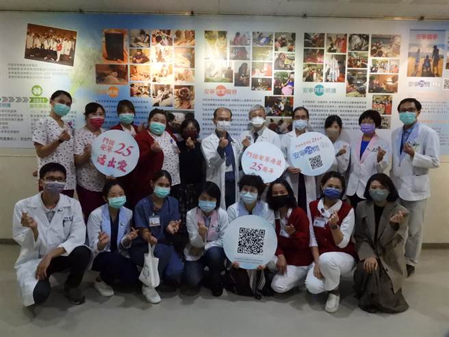 花莲门诺医院推动「安寧缓和」迈入第25年，院方响应「世界安寧日」今在院内举办「生命旅程的最后一哩路」分享会，呈现25年来服务的歷程，并设计「安寧25问」，破除民眾对安寧缓和医疗的迷思。（罗亦晽摄）