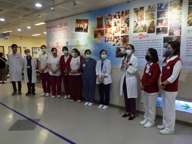 花莲门诺医院推动「安寧缓和」迈入第25年，院方响应「世界安寧日」今在院内举办「生命旅程的最后一哩路」分享会，呈现25年来服务的歷程，并设计「安寧25问」，破除民眾对安寧缓和医疗的迷思。（罗亦晽摄）