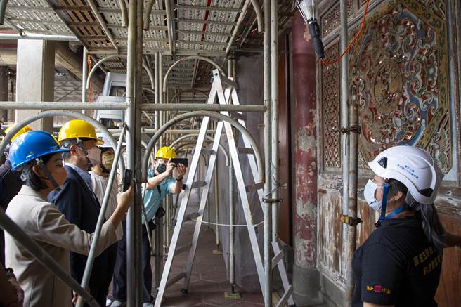 文化部长李永得今（17）日与立法院教育及文化委员会召委陈秀宝、立委王婉谕，以及立委黄秀芳到鹿港龙山寺勘查。（文化部提供）