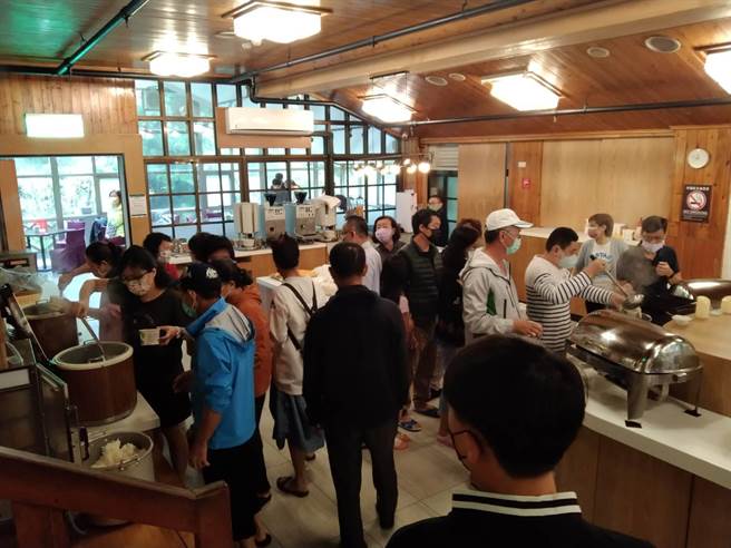 目前266位遊客及35位員工都安置在明池山莊的客房，安全、飲食無虞。（明池山莊提供／吳佩蓉宜蘭傳真）
