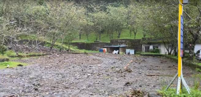 明池山莊停車場外滿是土石流。（民眾提供／吳佩蓉宜蘭傳真）