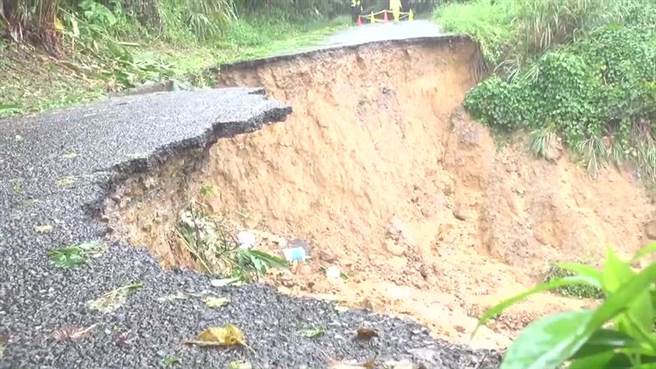 基隆市七堵区华新一路152号附近惊传道路坍方。（翻摄照片／陈彩玲基隆传真）