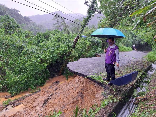 市议员张耿辉17日接获民眾反映，亲赴现场勘查，要求市府工务处立即设置便道。（市议员张耿辉提供／陈彩玲基隆传真）