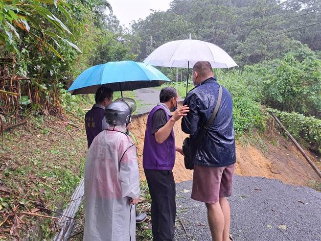 市议员张耿辉17日接获民眾反映，亲赴现场勘查，要求市府工务处立即设置便道。（市议员张耿辉提供／陈彩玲基隆传真）