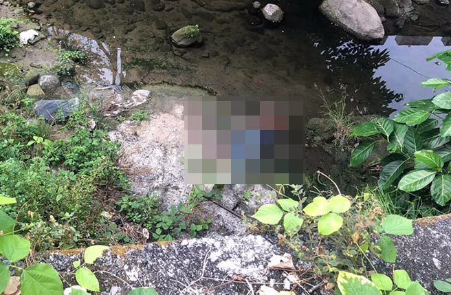 郑姓老翁跌落5米深桥下，被发现时已全身全身冰冷僵硬，明显死亡多时。（嘉义县消防局提供∕吕妍庭嘉义传真）
