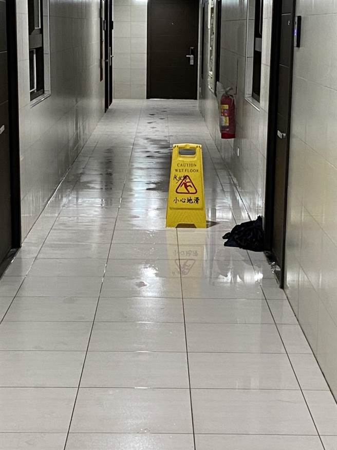 尼莎颱风造成台北市灾情频传，今年才刚启用的南港区小弯社会住宅积水遍布梯厅。（陈怡君提供）
