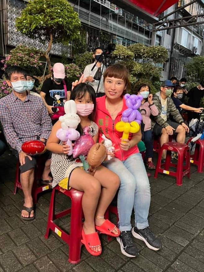 草地泡泡派對親子遊，議員候選人張嘉玲與民眾同歡。(圖/張嘉玲競選辦公室提供)