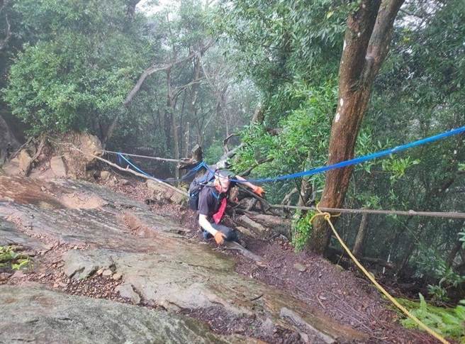 苗栗县消防人员今天再出动10名人力，冒着风雨扩大搜救，今天下午寻获吴男遗体。（苗栗县消防局提供／李京升苗栗传真）