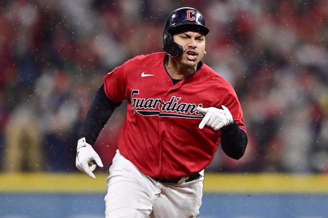 守护者奈勒轰出全垒打，跳舞向洋基投手挑衅。（美联社）