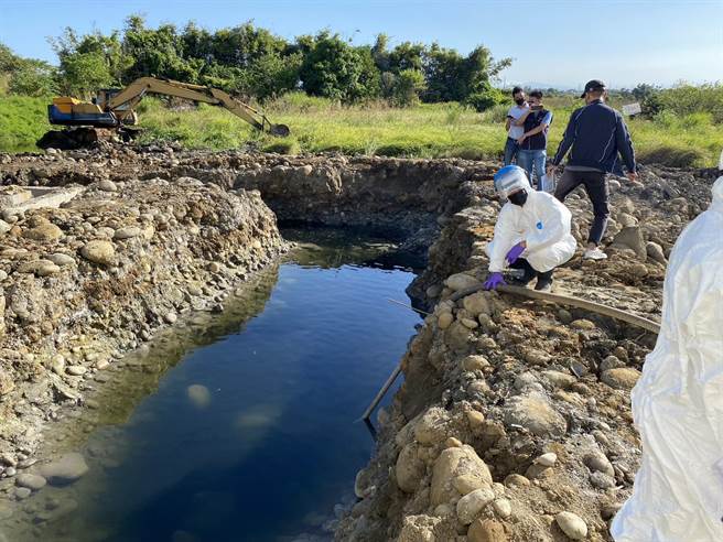 环保局于10月7日获报，清水区一处土地有不明槽车进出；随即会同清水分局及保七三大二中队员警到场稽查。（台中市政府提供）