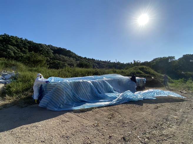 环保局于10月7日获报，清水区一处土地有不明槽车进出；随即会同清水分局及保七三大二中队员警到场稽查。（台中市政府提供）