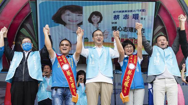 县长杨文科（左自右）、蔡志环丈夫朱钰淇、国民党主席朱立伦、蔡志环及林为洲，高喊「冻蒜」吁选民让蔡志环顺利连任、国民党全垒打。（罗浚滨摄）