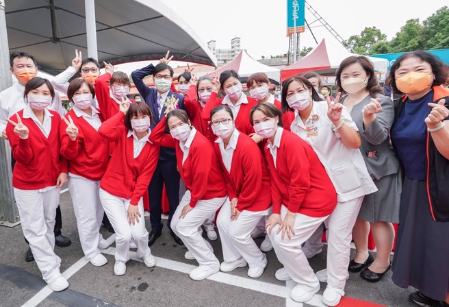 高雄市长陈其迈今（17）日出席凤山医院二期医疗大楼动土典礼。（翻摄自陈其迈脸书）