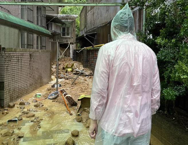 国民党基隆市长候选人谢国梁前往暖暖区勘灾。（图／翻摄自谢国梁脸书）