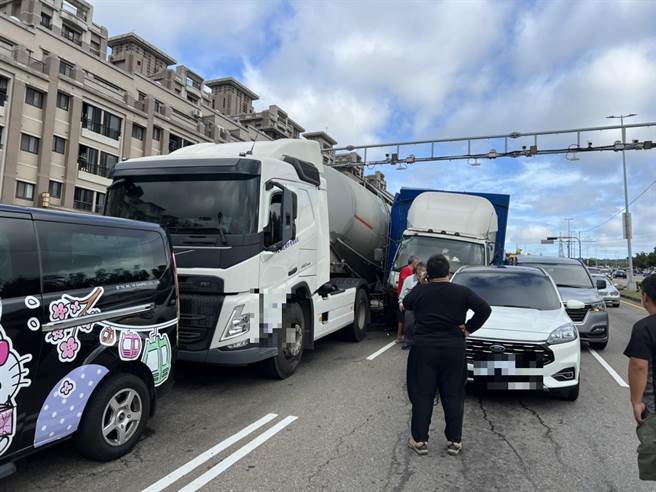 沙鹿区向上路六段，今天下午又发生6辆车追撞的事故，占用2线快车道，警方到场协助处理中。(民眾提供)