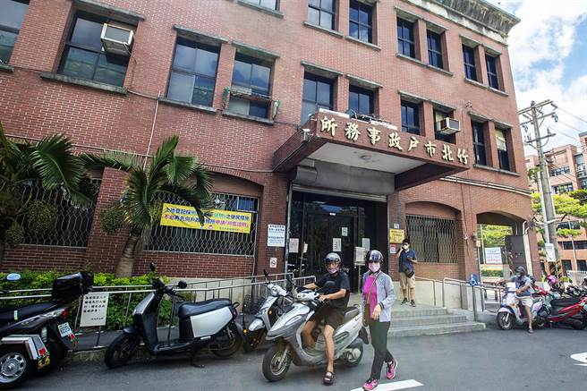 竹北戶政事務所空間狹小，縣長楊文科已將遷建列為競選政見之一。（羅浚濱攝）