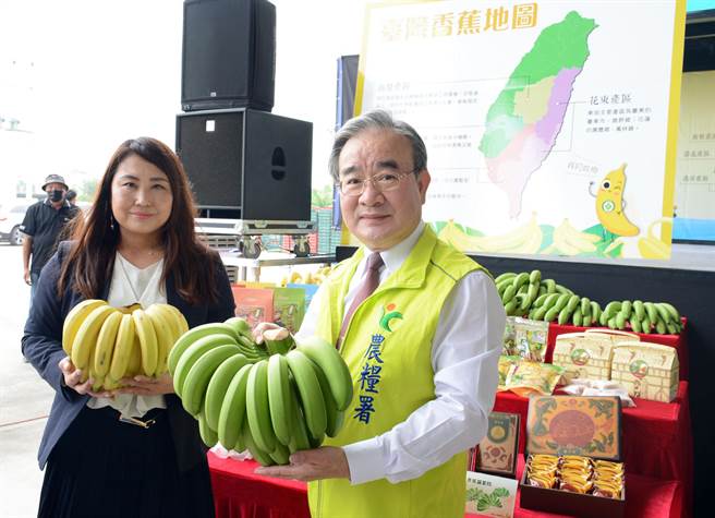 农粮署长胡忠一（右）直言，台湾香蕉成功输日，有助稳定产地蕉价。（林和生摄）