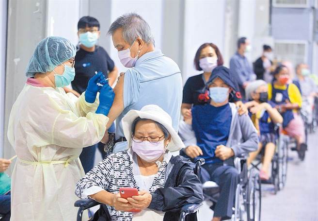 台北市新冠疫苗接种预约平台第34期将在18日至21日上午9时至晚上9时开放预约。（本报资料照片）