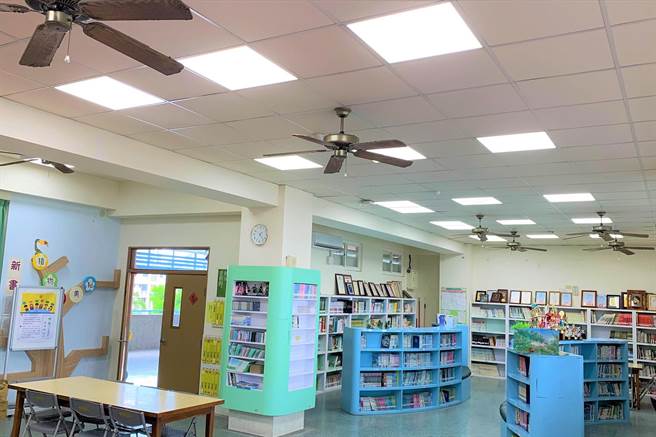新竹县有22校灯具汰换为LED灯，保护学生眼睛并能落实节能校园。（新竹县政府提供／罗浚滨新竹传真）