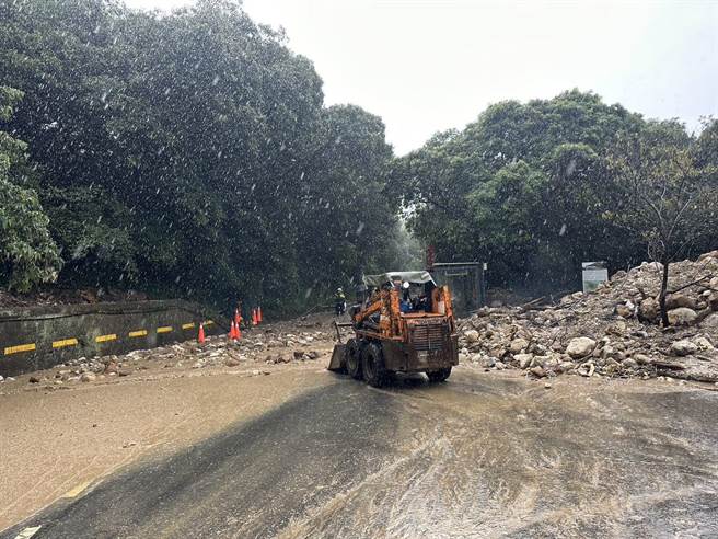 阳金公路与中兴路路口自昨日凌晨1时至今日凌晨1时30分左右，已发生3次土石流，目前仍在抢修中。（新工处提供）