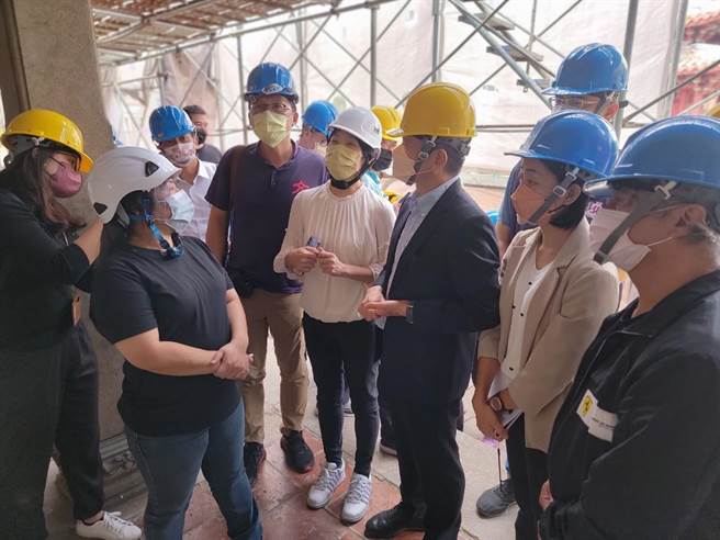 立法院教育文化委员会17日安排察鹿港龙山，立委陈秀宝指出，示范彩绘作业不够严谨，未和地方充分沟通，引起轩然大波。（吴敏菁摄）