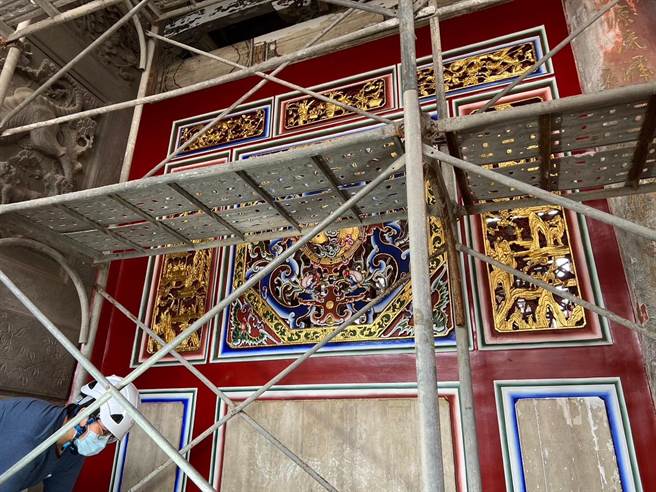 鹿港龙山寺彩绘工程，首先进行「示范区」是「夔龙窗」，引起轩然大波质疑。（吴敏菁摄）