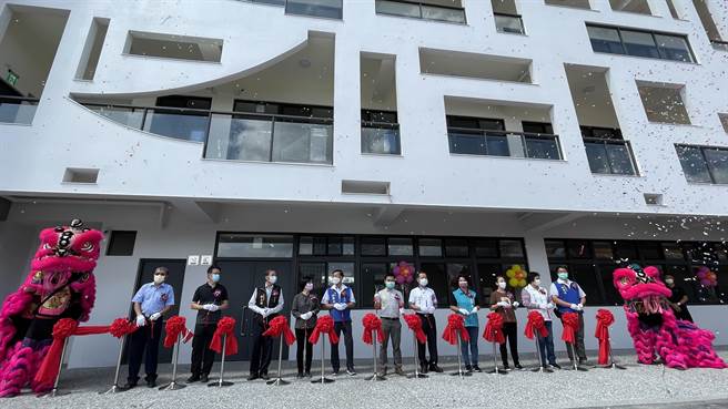 集集镇八张里集会所、暨长照多功能服务中心综合大楼，17日剪彩启用。（集集镇公所提供／廖志晃南投传真）