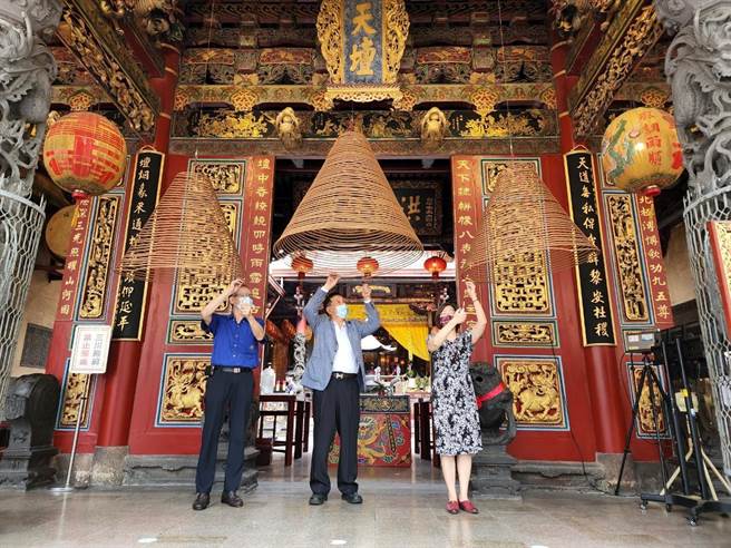 南美馆的香环咒作品17日下午2时送往首庙天坛，由南美馆林育淳馆长（右）、首庙天坛董事长徐国润（中）与副董事长卓永崇3人亲手点燃香钟。（南美馆提供／程炳璋台南传真）