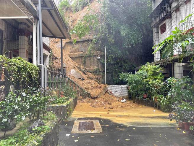 伯爵街6巷底的电塔及土石滑落。（新北市消防局提供）