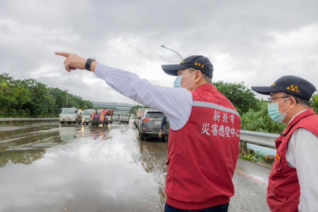 尼莎颱风外围环流带来致灾雨量，新北市汐止区伯爵街3巷、6巷更发生土石流，66户停电。新北市长侯友宜建议「台电应该一劳永逸，让高压电塔都能够顺利搬迁完毕」。（取自侯友宜脸书）