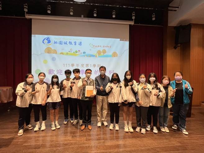 桃園城教育遊跨校選修開課暨成果發表會，學生在去年度上課達18小時以上獲得修課證書。（呂筱蟬攝）