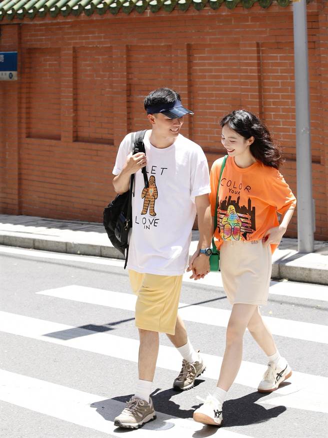 Gap x Brandon Sines联名系列与品牌经典Logo的缤纷色彩T恤，与彩虹顏色相互呼应。（Gap提供）