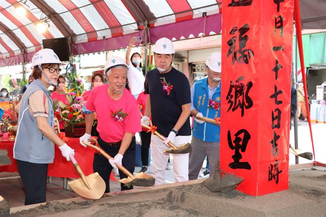 苗栗县副县长邓桂菊（左一）等人共同主持动土仪式。（苗栗县政府提供／李京升苗栗传真）