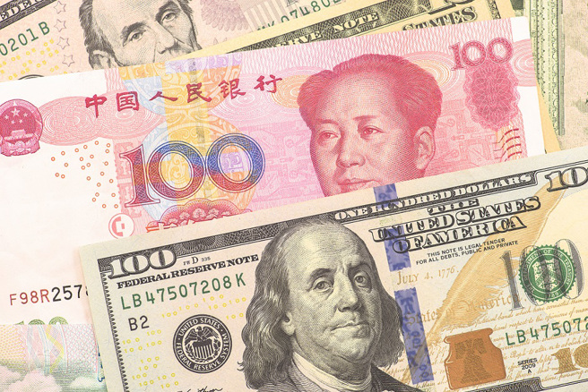 美元匯率超級強勢下，中國為避免人民幣過度貶值而加強了干預力度，持續在外匯市場拋售美元。（圖／Shutterstock)