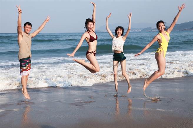 曾子益（左起）、谢京颖、周宇柔、顏晓筠到海边拍摄预告片头，抓住夏天的尾巴。（民视提供）