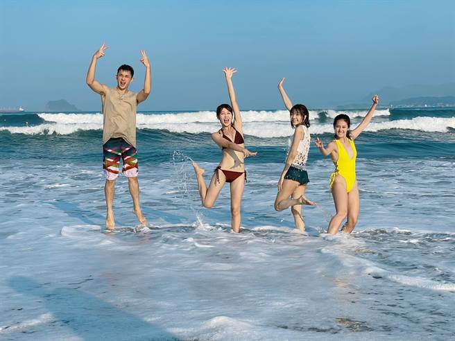 曾子益（左起）、谢京颖、周宇柔、顏晓筠到海边拍摄预告片头，抓住夏天的尾巴。（民视提供）