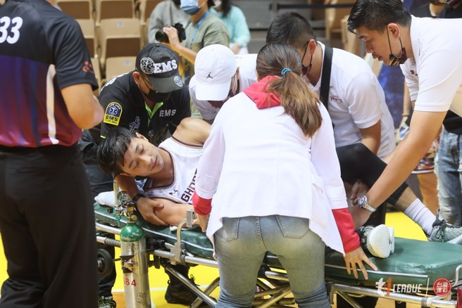 吕济而当时受伤被扶上担架的模样。(T1联盟提供)