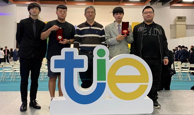 2022台灣創新博覽會健行科大發明團隊再創佳績。(健行科大提供／呂筱蟬桃園傳真)