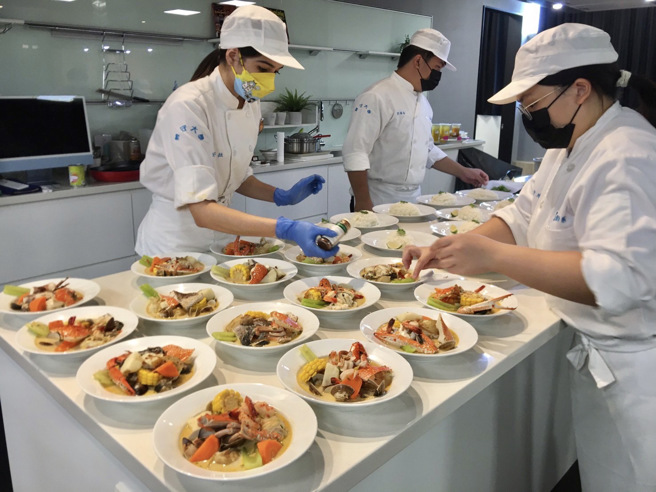 來自宏都拉斯的廚藝系學生狄莎拉(左一)，與師長聯手秀廚藝，帶來宏都拉斯正統家鄉味。(照片/義守大學提供)